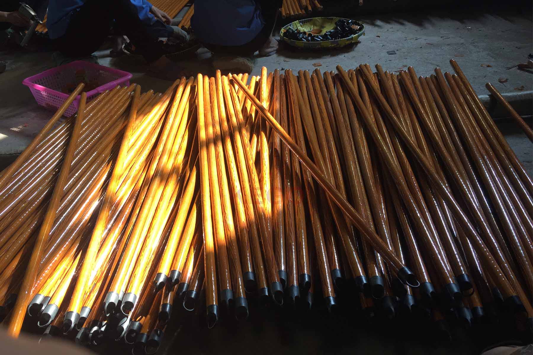 https://kego.com.vn/wp-content/uploads/2015/09/wooden-broom-handle-kego-2.jpg